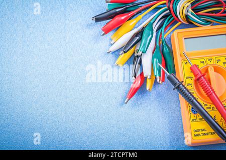 Digitaler Strommesszange für Krokodilkabel auf blauem Hintergrund Stockfoto