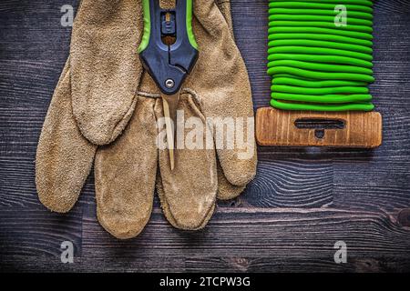 Gartenschere weiche Schutzhandschuhe für Kabelbinder auf Vintage Holzbrett Gartenkonzept Stockfoto