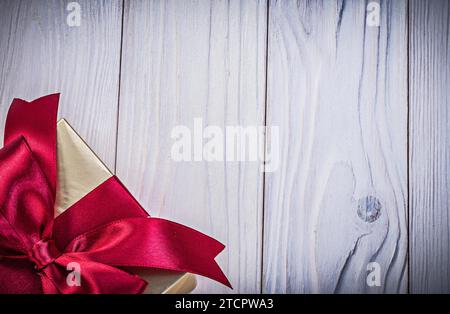 Goldene Geschenkbox auf Holztafel Kopierraum Feiertagskonzept Stockfoto