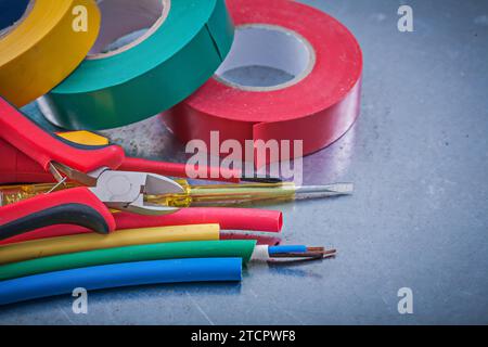 Isolierbänder elektrische Kabel isolierte Schraubendreher Schneidzange Konstruktionskonzept Stockfoto