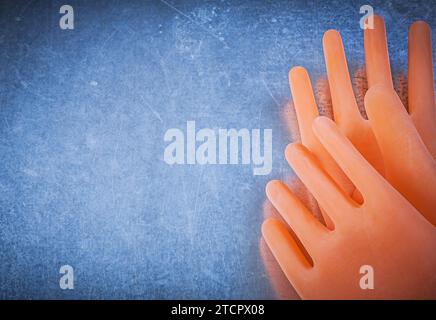 Ein Paar isolierende Gummihandschuhe auf metallischem Hintergrund Stockfoto