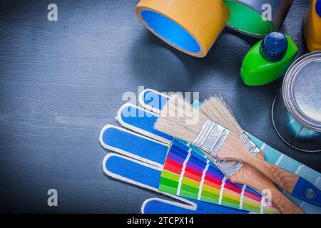Farbeimer Flasche Pantone-Lüfter Schutzhandschuhe Bürsten Klebeband Stockfoto