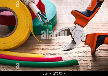 Zange elektrische Kabeltrommeln Isolierband Schrumpfschlauch Stockfoto