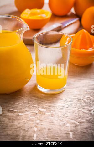 Pitcher Glas mit Orangensaft Essen und Trinken Konzept Stockfoto