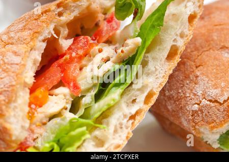 Italienisches Ciabatta Panini-Sandwich mit Huhn und Tomaten Stockfoto