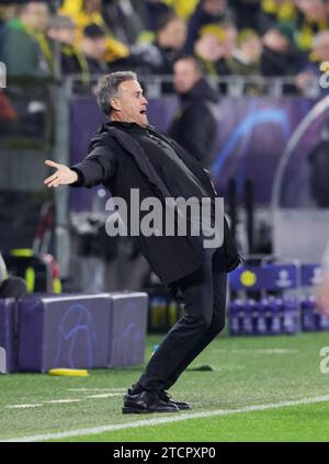 Trainer Luis Enrique von Paris SG während des Fußballspiels der Gruppe F zwischen Borussia Dortmund und Paris Saint-Germain am 13. Dezember 2023 im Signal Iduna Park in Dortmund Stockfoto