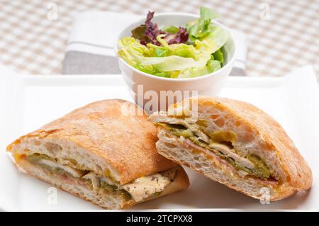 Traditionelles italienisches Ciabatta Panini Sandwich, Hühnergemüse und Aioli Stockfoto