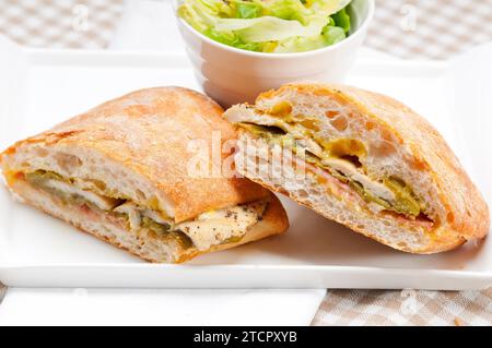 Traditionelles italienisches Ciabatta Panini Sandwich, Hühnergemüse und Aioli Stockfoto