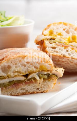 Traditionelles italienisches Ciabatta Panini Sandwich, Hühnergemüse und Aioli Stockfoto