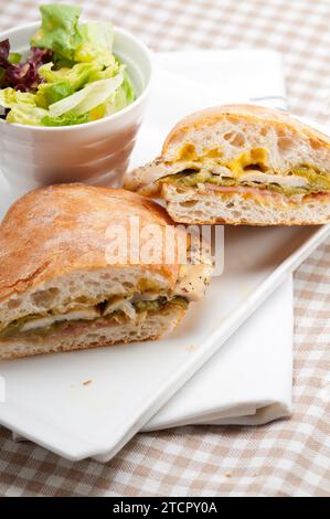 Traditionelles italienisches Ciabatta Panini Sandwich, Hühnergemüse und Aioli Stockfoto