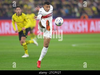 Kylian Mbappe von Paris SG während des Fußballspiels der Gruppe F zwischen Borussia Dortmund und Paris Saint-Germain am 13. Dezember 2023 im Signal Iduna Park in Dortmund Stockfoto