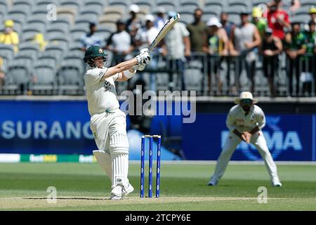 Perth Stadium, Perth, Australien. Dezember 2023. International Test Cricket, Australien gegen Pakistan 1. Test Day 1; Steve Smith aus Australien zieht den Ball an die Grenze Credit: Action Plus Sports/Alamy Live News Stockfoto