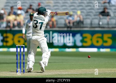 Perth Stadium, Perth, Australien. Dezember 2023. International Test Cricket, Australien gegen Pakistan 1. Test Day 1; David Warner aus Australien spielt einen unangenehmen Schuss Credit: Action Plus Sports/Alamy Live News Stockfoto