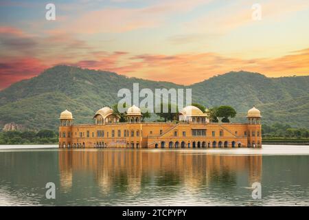 JAL Mahal, Wasserpalast, ist ein Palast in der Mitte des man Sagar Lake in Jaipur City, der Hauptstadt des Bundesstaates Rajasthan, Indien Stockfoto