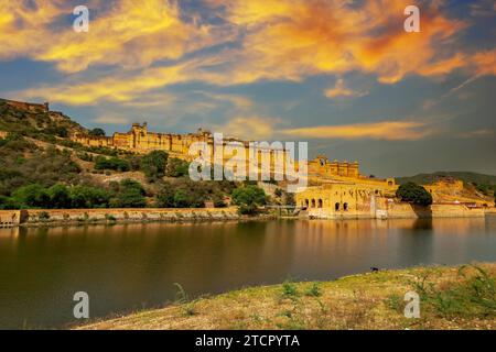 Amer Fort hoch oben auf einem Hügel gelegen, ist es die Touristenattraktion in Jaipur, Rajasthan, Indien Stockfoto