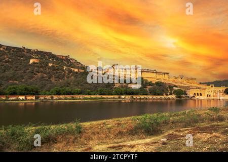 Amer Fort hoch oben auf einem Hügel gelegen, ist es die Touristenattraktion in Jaipur, Rajasthan, Indien Stockfoto