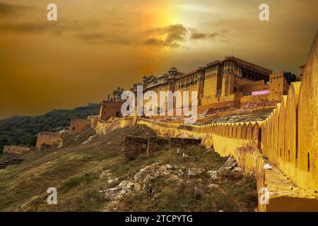 Amer Fort hoch oben auf einem Hügel gelegen, ist es die Touristenattraktion in Jaipur, Rajasthan, Indien Stockfoto