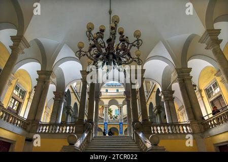 Eingangshalle mit Treppe zum Innenhof der Universität, ehemaliger palazzo, Genua, Italien Stockfoto