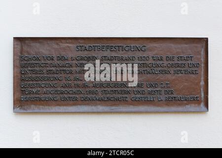 Schild am Schloss Werdenberg, Tafel, Schrift, Briefe, Text auf der Stadtbefestigung, Burg Werdenberg, Renaissanceschloss der Grafen von Stockfoto