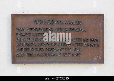 Schild auf Schloss Werdenberg, Tafel, Schrift, Briefe, Text, Schloss Werdenberg, Renaissanceschloss der Grafen von Werdenberg, heute Werdenberg Stockfoto