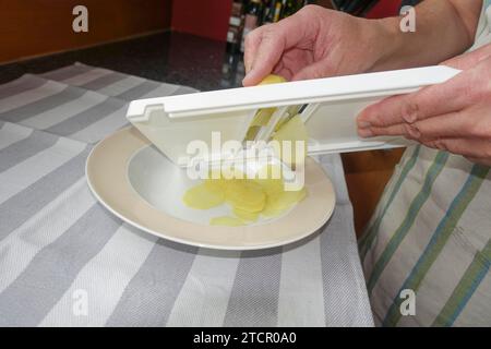 Zubereitung von Kresse-Suppe mit Crisps, Kartoffelschneiden, Schneiden, Gemüseschneider, Reiben, schwäbische Küche, deftige Suppe, vegetarisch, gesund Stockfoto