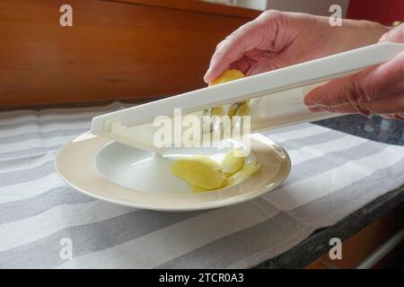 Zubereitung von Kresse-Suppe mit Crisps, Kartoffelschneiden, Schneiden, Gemüseschneider, Reiben, schwäbische Küche, deftige Suppe, vegetarisch, gesund Stockfoto