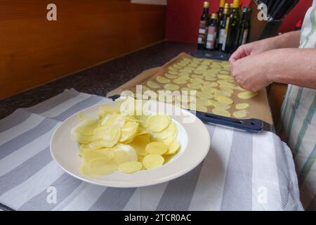 Zubereitung von Kressensuppe mit Crisps, Kartoffelräder auf Backblech, Teller, schwäbische Küche, deftige Suppe, vegetarisch, gesund, salzig, typisch schwäbisch Stockfoto
