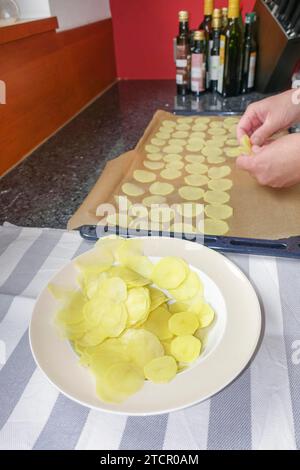 Zubereitung von Kressensuppe mit Crisps, Kartoffelräder auf Backblech, Teller, schwäbische Küche, deftige Suppe, vegetarisch, gesund, salzig, typisch schwäbisch Stockfoto