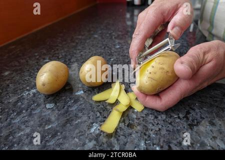 Zubereitung von Kresse-Suppe mit Chips, Kartoffelschälen, schwäbische Küche, deftige Suppe, vegetarisch, gesunde, salzige, typisch schwäbische Küche Stockfoto