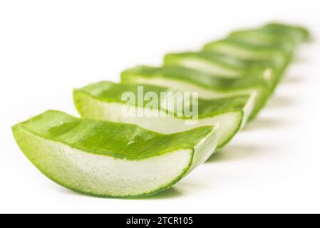 Cut Aloe Blätter auf weißem Hintergrund Stockfoto