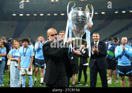 Dateifoto vom 10-06-2023 von Manchester City Manager PEP Guardiola mit der UEFA Champions League Trophäe. Rodri erzielte das einzige Tor, als Manchester City das Treble von Manchester United 1998-99 nachahmte und Inter Mailand 1-0 im Champions-League-Finale besiegte, um in die Premier League und den FA Cup einzusteigen. Ausgabedatum: Donnerstag, 14. November 2023. Stockfoto