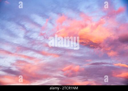 Wolken am Himmel Himmel rosa und blaue Farben. Himmel abstrakter natürlicher Hintergrund Stockfoto