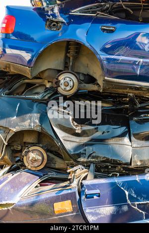 Gestapelte zerkleinerte Autos werden in einem Recycling zerkleinert werden Standort in Graz Stockfoto