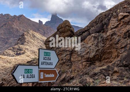 Wegweiser auf der Bergstraße GC-210, hinter Roque Bentayga, Barranco de la Aldea de San Nicolas, Central Mountains, Gran Canaria, Kanarischen Inseln Stockfoto