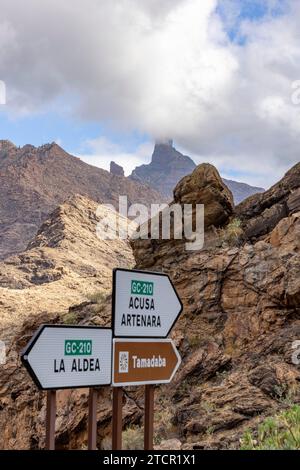 Wegweiser auf der Bergstraße GC-210, hinter Roque Bentayga, Barranco de la Aldea de San Nicolas, Central Mountains, Gran Canaria, Kanarischen Inseln Stockfoto