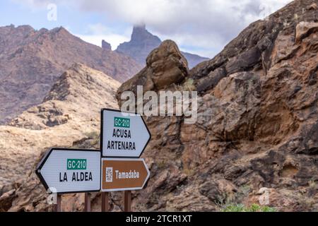 Wegweiser auf der Bergstraße GC-210, hinter Roque Bentayga, Barranco de la Aldea de San Nicolas, Central Mountains, Gran Canaria, Kanarischen Inseln Stockfoto