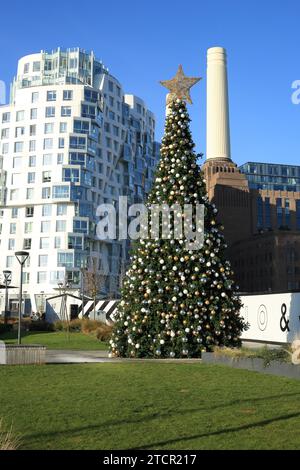 Weihnachtsbaum mit Battersea Power Station und Prospect Place (Architekt von Gehry Partners) Entwicklung und blauem Himmel aus der Nähe der Nine Elms Lane, Londo Stockfoto