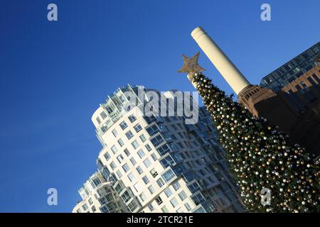 Weihnachtsbaum mit Battersea Power Station und Prospect Place (Architekt von Gehry Partners) Entwicklung und blauem Himmel aus der Nähe der Nine Elms Lane, Londo Stockfoto