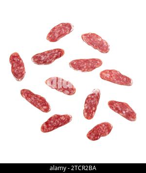 Salamischeiben isoliert auf weißem Hintergrund mit Schneideweg, Konzept des leckeren Essens mit Salamiwurst Stockfoto