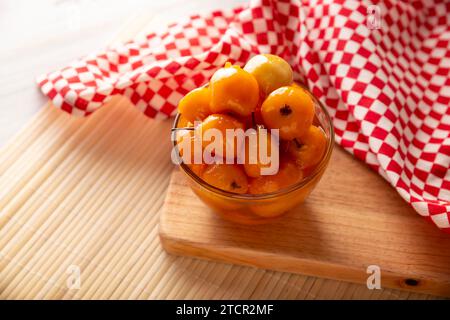 Dulce de Tejocote. Typisches mexikanisches Dessert mit Tejocote (Crataegus mexicana), einer mexikanischen Frucht in Sirup, eine Frucht, die im Herbst, dem Tag o, weit verbreitet ist Stockfoto