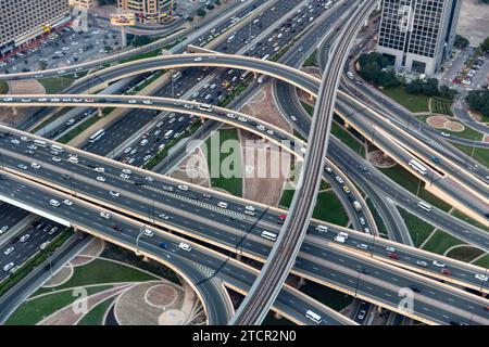 Der Autoverkehr ist im Zentrum von Dubai, der Sheikh Zayed Road und ihren Autobahnkreuzen in den Vereinigten Arabischen Emiraten an einem heißen Tag, dem 13. Dezember 2023, zu beobachten. Die Aussicht vom Sky Views Observatory. Stockfoto