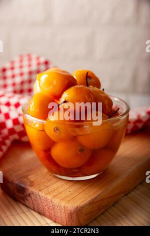 Dulce de Tejocote. Typisches mexikanisches Dessert mit Tejocote (Crataegus mexicana), einer mexikanischen Frucht in Sirup, eine Frucht, die im Herbst, dem Tag o, weit verbreitet ist Stockfoto