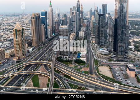 Das Finanzzentrum von Dubai und der Autoverkehr sind im Zentrum von Dubai, der Sheikh Zayed Road und ihren Anschlussstellen, Vereinigte Arabische Emirate an einem heißen Tag am 13. Dezember 2023 zu sehen. Die Aussicht vom Sky Views Observatory. Stockfoto