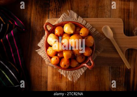 Dulce de Tejocote. Typisches mexikanisches Dessert mit Tejocote (Crataegus mexicana), einer mexikanischen Frucht in Sirup, eine Frucht, die im Herbst, dem Tag o, weit verbreitet ist Stockfoto