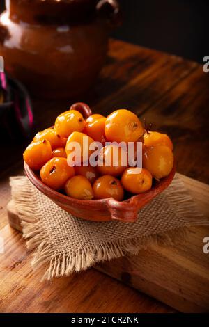 Dulce de Tejocote. Typisches mexikanisches Dessert mit Tejocote (Crataegus mexicana), einer mexikanischen Frucht in Sirup, eine Frucht, die im Herbst, dem Tag o, weit verbreitet ist Stockfoto