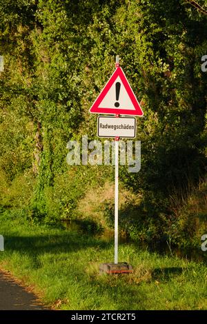 Radwegsschaden, Verkehrszeichen, allgemeine Gefahrenzone, Emsland, Niedersachsen, Deutschland Stockfoto