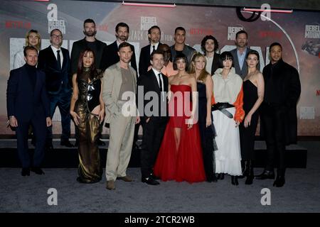 Dezember 2023, Hollywood, Kalifornien, Vereinigte Staaten: (L-R) Tomm Voss, Wesley Coller, Cleopatra Coleman, Stuart Martin, Ed Skrein, Michiel Huisman, Zack Snyder, Djimon Hounsou, Charlie Hunnam, Sofia Boutella, Staz Nair, Deborah Snyder, Fra Fee, Bae Doona, Eric Newman, E. Duffy und Ray Fisher nehmen an der Los Angeles Premiere von Netflix ''Rebel Moon - Part One: A Child of Fire' (Bild: © Billy Bennight/ZUMA Press Wire) Teil. Nicht für kommerzielle ZWECKE! Stockfoto