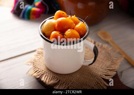 Dulce de Tejocote. Typisches mexikanisches Dessert mit Tejocote (Crataegus mexicana), einer mexikanischen Frucht in Sirup, eine Frucht, die im Herbst, dem Tag o, weit verbreitet ist Stockfoto