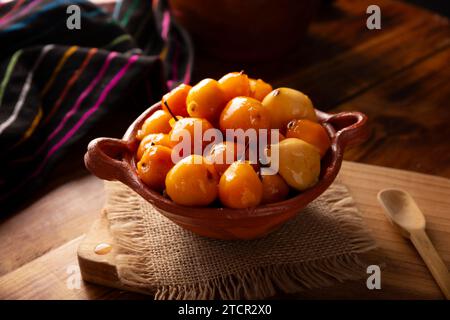 Dulce de Tejocote. Typisches mexikanisches Dessert mit Tejocote (Crataegus mexicana), einer mexikanischen Frucht in Sirup, eine Frucht, die im Herbst, dem Tag o, weit verbreitet ist Stockfoto