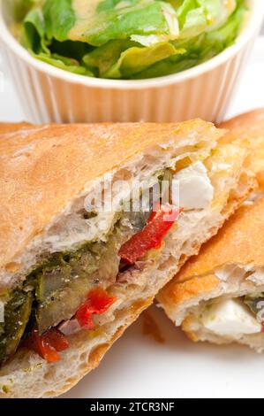 Italienische Ciabatta Panini Sandwichwith mit Gemüse und Feta-Käse Stockfoto